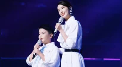 佟丽娅与朵朵同框晒照，母子携手登台表演，温情满满