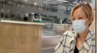 女星郑秀文自曝受伤后腰撕裂：神情憔悴，出行需借助轮椅，活动行程全部取消