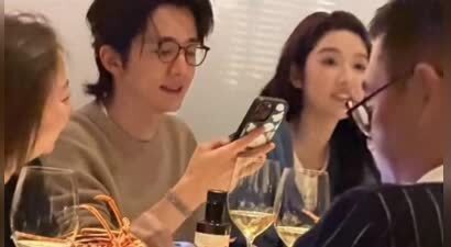 张新成带父母与王玉雯聚餐，挨着王姐坐歪头看她手机，家属感十足