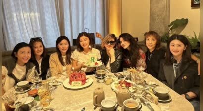 钟镇涛妻子在家庆祝54岁生日，母女同框像姐妹，72岁钟镇涛不显老