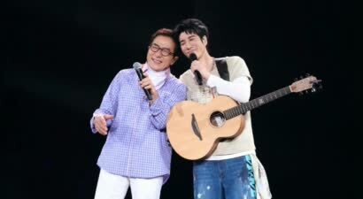 成龙现身王力宏演唱会，唱完《朋友》后相拥在舞台