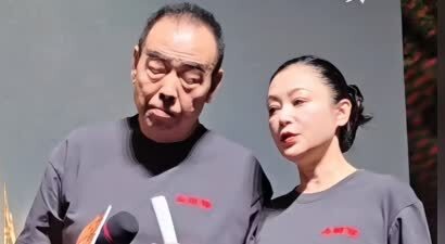 恩爱29年抵不过现实，当众被搀扶的陈凯歌，暴露了老夫少妻的残酷