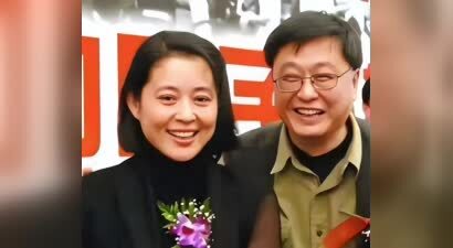 与倪萍离婚20年，按时给孩子抚养费却仍被骂，王文澜做错了什么？