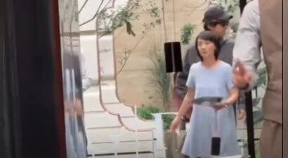 胡歌夫妇被偶遇，黄曦宁小腹凸起疑怀三胎，对胡歌呵护备至！