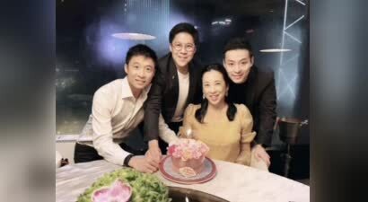 霍启山晒与继父罕见同框！朱玲玲站C位笑容幸福，关系融洽引热议