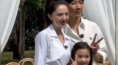 董璇再婚后与前夫首合体！高云翔陪小酒窝买文具，胡子拉碴显沧桑