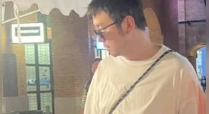 42岁雷佳音近况曝光：挺大肚腩穿人字拖尽显老态，胡子拉碴好邋遢