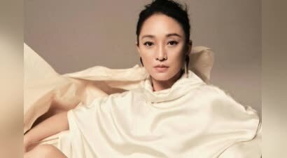 周迅白披肩配豹纹帽造型 优雅大气又不失前卫