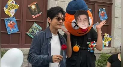 “油腻霸总”黄晓明现身青岛，被粉丝当面玩梗，已从影帝变成梗王