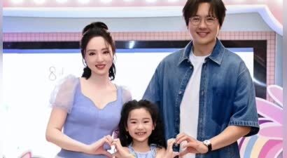 董璇高云翔离婚6年罕见同框！国庆陪女儿逛街逛机场，互动自然关系没那么差