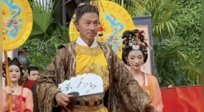 昔日“最帅李世民”林俊贤惊现景区打工！64岁状态佳，与游客互动亲切