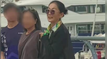 61岁陈瑾时髦靓丽，与64岁巫刚低调同游青岛！