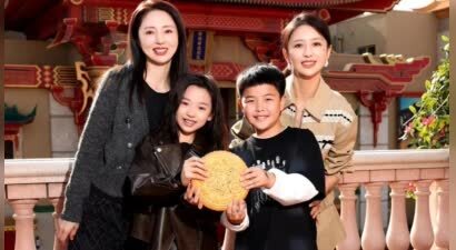 董璇佟丽娅晒携娃同游合照！关悦与佟丽娅争抢小酒窝做“未来儿媳”
