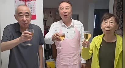 冯巩：与姐姐在大哥家过中秋节，父母不在了，兄弟姐妹感情依旧