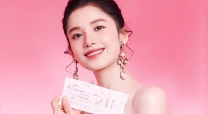张婧仪穿白色长裙秀美背 甜美明媚灵动俏皮