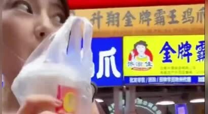 46岁高圆圆云南度假，化身行走的吃播炫美食，菜市场也掩盖不住她的气质