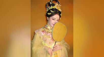 迪丽热巴化身嫦娥仙子 手拿扇子半遮面神秘唯美