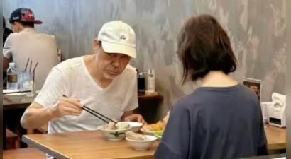 香港影帝刘青云饭店被偷拍，“凶相毕露”眼神犀利，亲和感哪去了