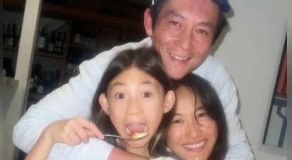 陈冠希45岁生日晒全家福，双手揽妻女幸福洋溢