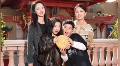 佟丽娅董璇闺蜜相约带娃游环球影城！朵朵小酒窝萌娃同行画面有爱