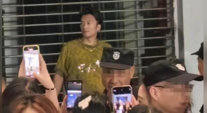 谢霆锋重庆演唱会惊现长相酷似的模仿者，歌迷狂追拍照，安保嗓子喊冒烟：假的
