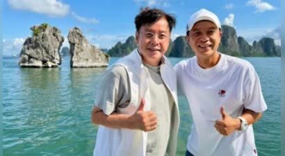 香港知名男星偶遇粉丝合照，被指黑脸双手插袋，妻子高挑保养好