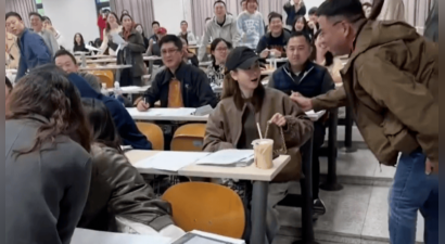 北大考场偶遇戚薇：戴黑帽笑容温柔，行事风格十分低调