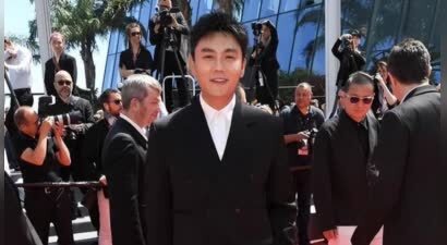 秦昊四川录节目，近照曝光头发白了不少，坐地摊吃东西没气质