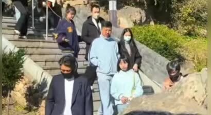 朱媛媛病逝5个月后辛柏青首露面 与女儿挽手同行神情庄重