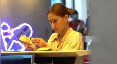 何超莲现身台湾出席活动，闻婚变笑而不语，台媒曝她用葡萄牙护照