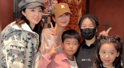 董璇佟丽娅带娃逛商场 小酒窝朵朵热情打招呼超可爱