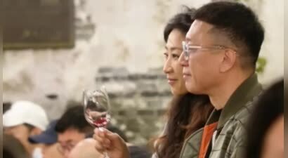 孙红雷携娇妻现身长桌宴，40岁王骏迪颜值在线，两人很有夫妻相