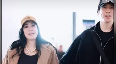 钟丽缇夫妇出发录节目，她穿棕色大衣很显壮，张伦硕一身运动装很少年