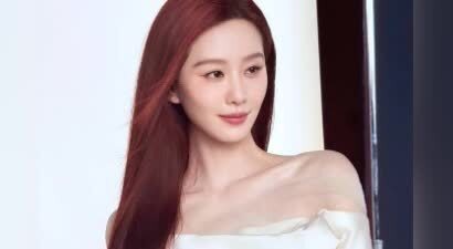 刘诗诗一字肩长裙秀窈窕身姿 红发慵懒如美人鱼