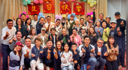 好大气！周润发为香港九位10月生日艺人办聚会，合照时默默站一旁比心