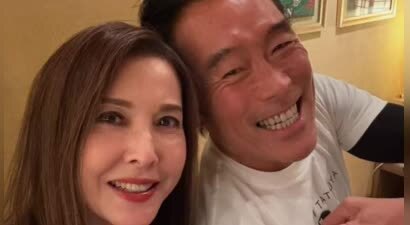 61岁香港知名男星近况曝光！手戴婚戒疑再婚，曾经历前妻婚内出轨