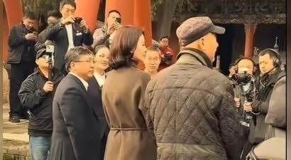 71岁陈佩斯逛关帝庙，穿老式棉袄被粉丝围堵，合照姿势圈粉无数