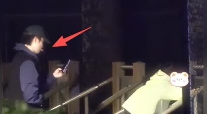 董子健带8岁女儿玩健身器材，抱大福下单杠吃力，大G被认成面包车