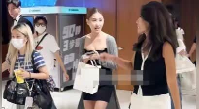 何超莲懒理婚变传闻，穿抹胸裙秀酥胸美腿，拿一把证件有赌王架势