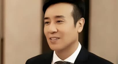 于和伟3岁丧父，吃姐姐的奶水长大，成名后为八个哥哥姐姐买房