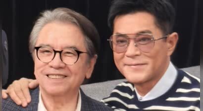 55岁古天乐打扮生日宴，白衬衫叠搭条纹衫帅气减龄，81岁母亲很优雅