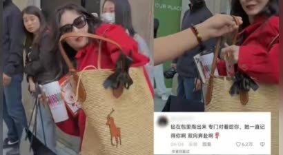 张柏芝参加一路繁花遇粉丝送千元衣服，老一辈艺人格局真大！