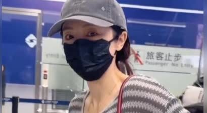 董璇被传怀孕后首次出现！在机场刻意脱下厚外套，答案已经很明显