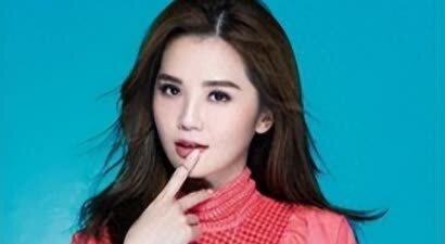 “有仇必报”！甩掉陈伟霆，牵手百亿太子，背景强大到无人敢惹