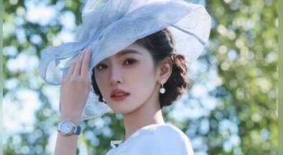 章若楠白裙化身民国千金 温柔抚马画面唯美