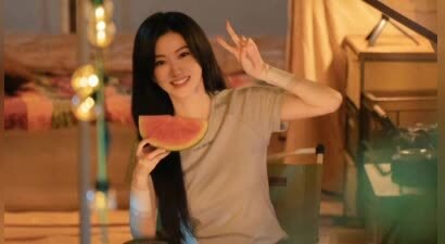 景甜晒露营美照吃西瓜比心 少女感十足