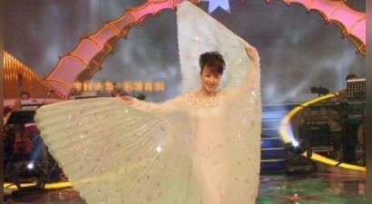 42岁结婚6年后回归单身,在97岁母亲面前,她仍是爱唱歌的小女孩