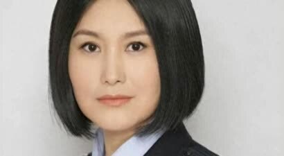 她嫁给了大23岁名导，丈夫却突发哮喘去世，独自一人抚养女儿长大