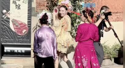 一路繁花路透：刘嘉玲张柏芝成闺蜜，何赛飞不合群，宁静黑脸撇嘴