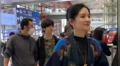 胡可和沙溢去机场接儿子，14岁安吉身高超180，瘦身后比爸爸还帅